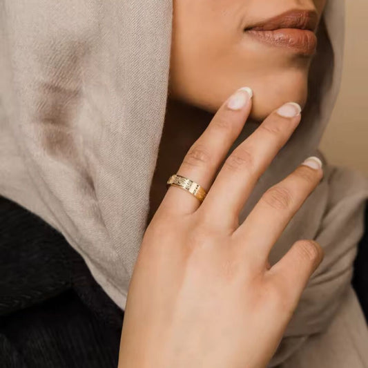 GraceRing | Gouden Plating met Arabische Inscriptie van Gemak en Kracht